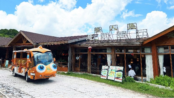 獨特的風(fēng)景線，來“青羅灣”乘坐瑪西爾小丑魚造型車