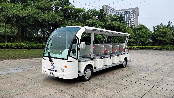 電動觀光車成為大學校園風景線