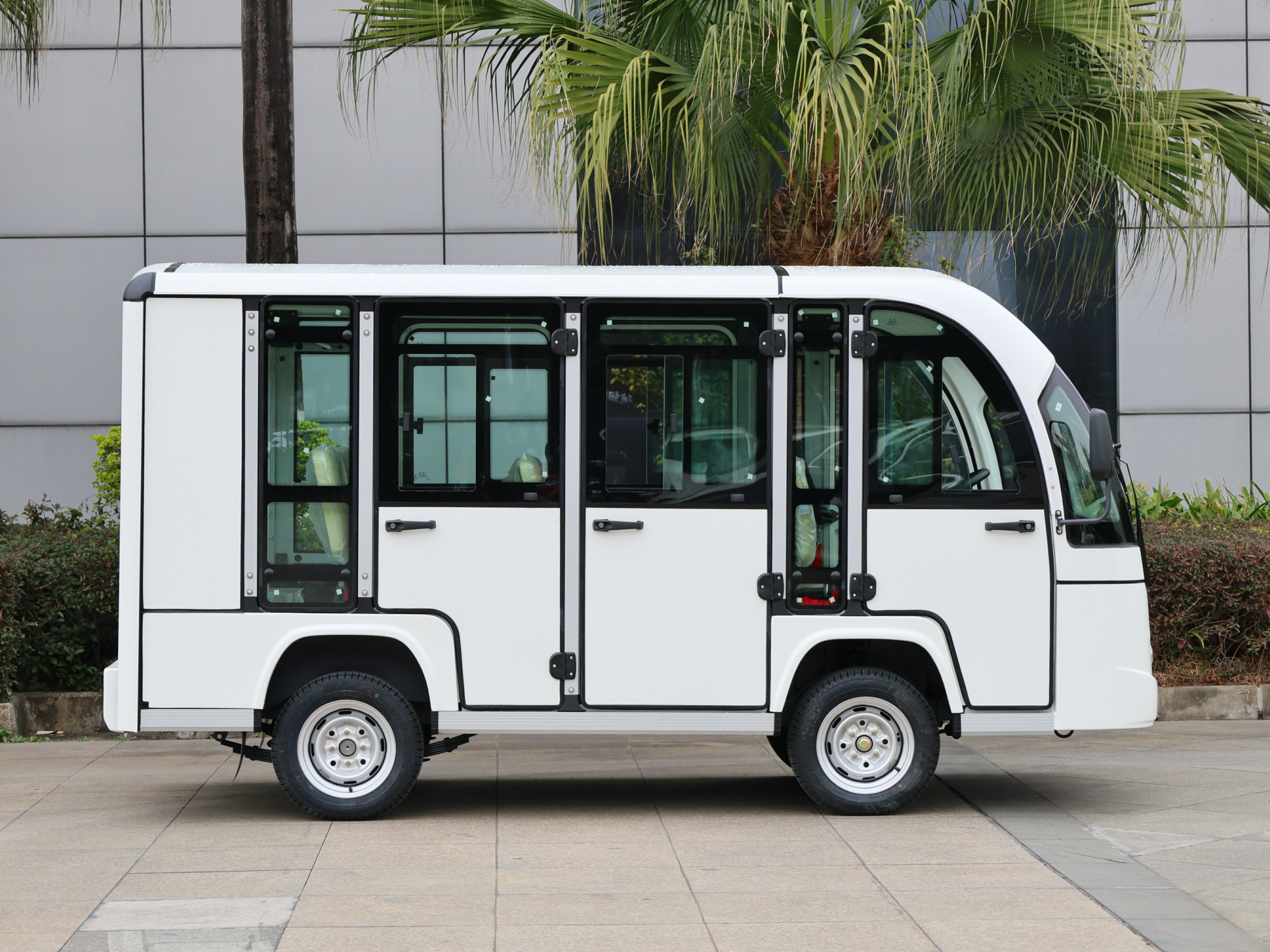 八座封閉電動(dòng)觀光車